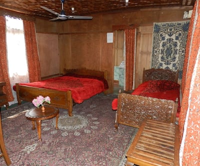 https://imgcld.yatra.com/ytimages/image/upload/t_hotel_yatra_city_desktop/v1494578550/Hotel/Srinagar/00087262/Overview_wjNSAI.jpg