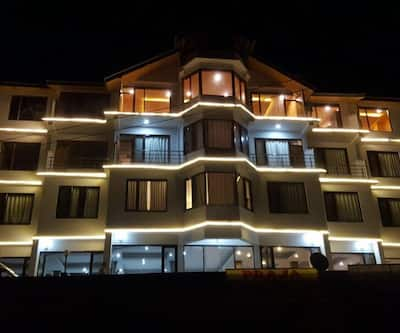 https://imgcld.yatra.com/ytimages/image/upload/t_hotel_yatra_city_desktop/v1494916846/Hotel/Manali/00087325/Overview_H7M4SR.jpg