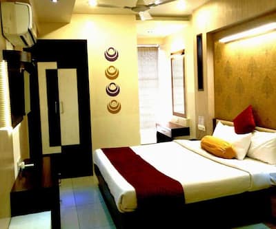 https://imgcld.yatra.com/ytimages/image/upload/t_hotel_yatra_city_desktop/v1495102233/Hotel/Ahmedabad/00087394/Overview_nrTIrA.jpg