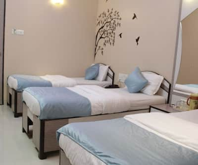 https://imgcld.yatra.com/ytimages/image/upload/t_hotel_yatra_city_desktop/v1496125831/Hotel/Mumbai/00011187/super_Deluxe_Triple_Bed2_IPLv4P.jpg