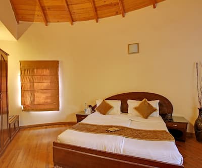 https://imgcld.yatra.com/ytimages/image/upload/t_hotel_yatra_city_desktop/v1496311417/Hotel/Corbett/00003075/Cottage_bedroom_CKfqqT.jpg