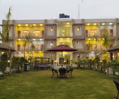 https://imgcld.yatra.com/ytimages/image/upload/t_hotel_yatra_city_desktop/v1497875371/Hotel/Corbett/00088072/Overview_WAS7nF.jpg