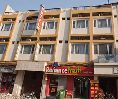 https://imgcld.yatra.com/ytimages/image/upload/t_hotel_yatra_city_desktop/v1498195348/Hotel/Ludhiana/00004882/1631130~Facade_bEkMoe.jpg