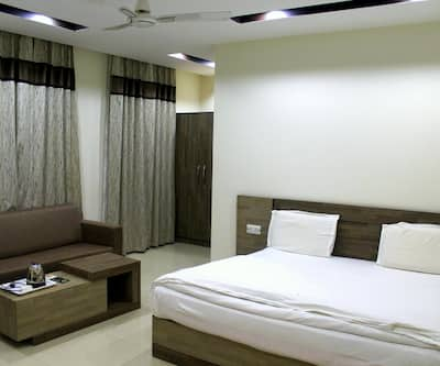 https://imgcld.yatra.com/ytimages/image/upload/t_hotel_yatra_city_desktop/v1499073748/Hotel/Rewari/00040257/executive-room_4qXAj5.jpg