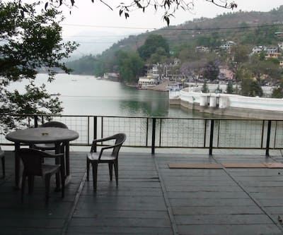 https://imgcld.yatra.com/ytimages/image/upload/t_hotel_yatra_city_desktop/v1501070226/Hotel/Bhimtal/00087703/Terrace_f55fMF.jpg