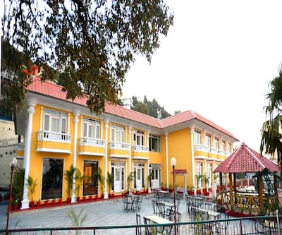 https://imgcld.yatra.com/ytimages/image/upload/t_hotel_yatra_city_desktop/v1501596126/Hotel/Mussoorie/00068716/Overview_6jce5K.jpg