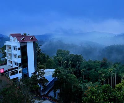 https://imgcld.yatra.com/ytimages/image/upload/t_hotel_yatra_city_desktop/v1503218183/Hotel/Munnar/00088405/Facade_(4)_ji6JLL.jpg