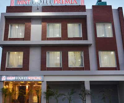 https://imgcld.yatra.com/ytimages/image/upload/t_hotel_yatra_city_desktop/v1503483915/Hotel/Zirakpur/00082420/2260820-Facade_cLmJFh.jpg