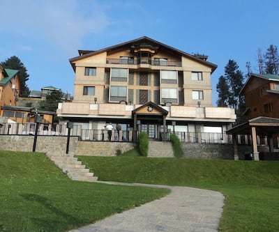 https://imgcld.yatra.com/ytimages/image/upload/t_hotel_yatra_city_desktop/v1503491720/Hotel/Gulmarg/00009050/Overview_3izqtT.jpg