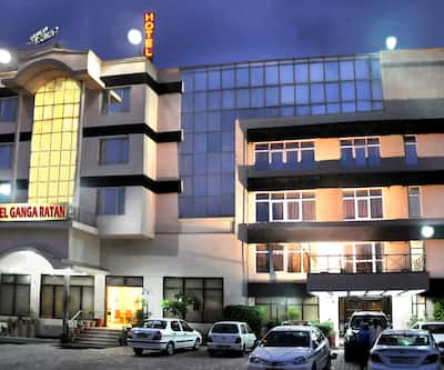 https://imgcld.yatra.com/ytimages/image/upload/t_hotel_yatra_city_desktop/v1503920018/Hotel/Agra/00000828/Night_Front_view_qO0jE3.jpg