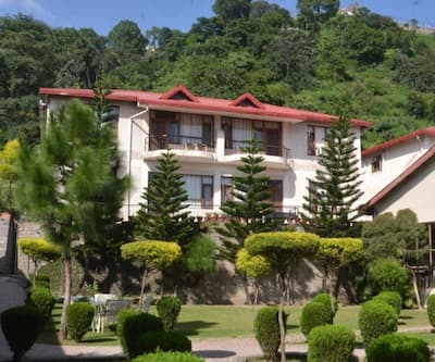 https://imgcld.yatra.com/ytimages/image/upload/t_hotel_yatra_city_desktop/v1505821604/Hotel/Kasauli/00009196/Garden_0cO6nM.jpg