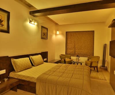 https://imgcld.yatra.com/ytimages/image/upload/t_hotel_yatra_city_desktop/v1506665650/Hotel/Ahmedabad/00021904/2837742-Hotel_kabir_super_deluxe_room_U32BLF.jpg