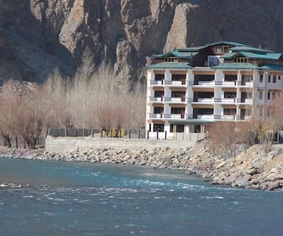 https://imgcld.yatra.com/ytimages/image/upload/t_hotel_yatra_city_desktop/v1507024257/Hotel/Kargil/00102422/103907584_OxFgBj.jpg