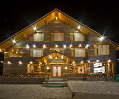 https://imgcld.yatra.com/ytimages/image/upload/t_hotel_yatra_city_desktop/v1507207059/Hotel/Manali/00039975/Facade_iCybIS.jpg