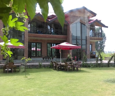 https://imgcld.yatra.com/ytimages/image/upload/t_hotel_yatra_city_desktop/v1510053480/Hotel/Srinagar/00103428/2_WTKeFU.jpg