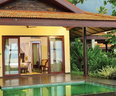 https://imgcld.yatra.com/ytimages/image/upload/t_hotel_yatra_city_desktop/v1510733725/Hotel/Kottayam/00104133/2-Premium-Water-front-Villa-1_6wYeil.jpg