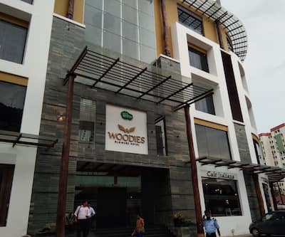 https://imgcld.yatra.com/ytimages/image/upload/t_hotel_yatra_city_desktop/v1511071577/Hotel/Kozhikode/00104735/Exterior_GYCOjq.jpg