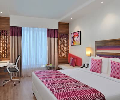 https://imgcld.yatra.com/ytimages/image/upload/t_hotel_yatra_city_desktop/v1511174310/Hotel/Vadodara/00104161/Fortune_Inn_Promenade,_Vadodara_DELUXE__Room_CqfZEq.jpg