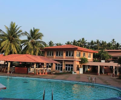 https://imgcld.yatra.com/ytimages/image/upload/t_hotel_yatra_city_desktop/v1511414561/Hotel/Goa/00000367/Swimming_Pool_View_52DxuR.jpg