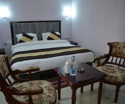 https://imgcld.yatra.com/ytimages/image/upload/t_hotel_yatra_city_desktop/v1511763618/Hotel/Katihar/00042051/800x504_Royal_Suite_1_0xfHhD.jpg