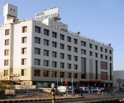 https://imgcld.yatra.com/ytimages/image/upload/t_hotel_yatra_city_desktop/v1512982213/Hotel/Ahmedabad/00006624/Overview_SCZuMG.jpg
