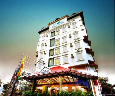 https://imgcld.yatra.com/ytimages/image/upload/t_hotel_yatra_city_desktop/v1512990981/Hotel/Kannur/00011763/hotel_frontview_x41okw.jpg