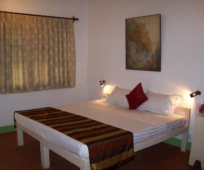 https://imgcld.yatra.com/ytimages/image/upload/t_hotel_yatra_city_desktop/v1515473393/Hotel/Goa/00004254/Semi_Deluxe_Room4_JUW72f.jpg