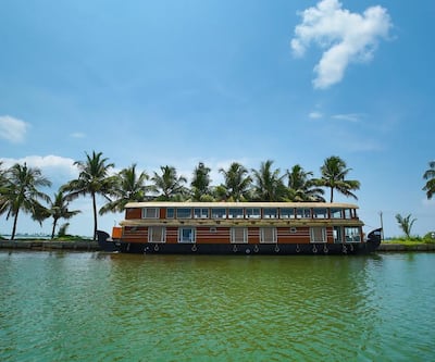 https://imgcld.yatra.com/ytimages/image/upload/t_hotel_yatra_city_desktop/v1515654576/Hotel/Alappuzha/00058400/4596642_105154039_Qe9BBg.jpg