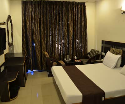 https://imgcld.yatra.com/ytimages/image/upload/t_hotel_yatra_city_desktop/v1518435851/Hotel/Chandigarh/00006656/SDLX18_1BSc4R.jpg