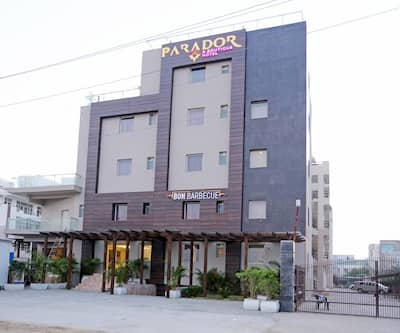 https://imgcld.yatra.com/ytimages/image/upload/t_hotel_yatra_city_desktop/v1518515414/Hotel/Agra/00056643/Parador_Facade_DGwnxp.jpg