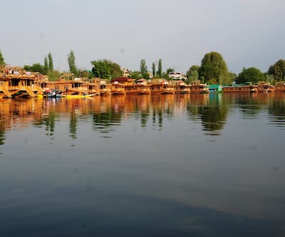 https://imgcld.yatra.com/ytimages/image/upload/t_hotel_yatra_city_desktop/v1519017038/Hotel/Srinagar/00058926/FILE935_4ZHdgF.jpg