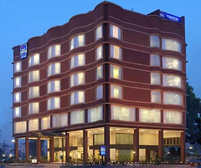 https://imgcld.yatra.com/ytimages/image/upload/t_hotel_yatra_city_desktop/v1519045288/Hotel/Amritsar/00005294/best-western-merion-hotel-amritsar-facade-41767913fs_FmaOXH.jpg