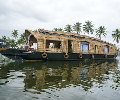 https://imgcld.yatra.com/ytimages/image/upload/t_hotel_yatra_city_desktop/v1519816176/Hotel/Alappuzha/00002360/RE_12_aa5YL5.jpg