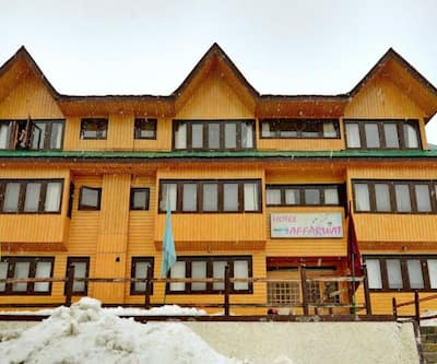 https://imgcld.yatra.com/ytimages/image/upload/t_hotel_yatra_city_desktop/v1520930418/Hotel/Gulmarg/00002530/1463303494866_Hw4zxt.jpg