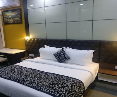 https://imgcld.yatra.com/ytimages/image/upload/t_hotel_yatra_city_desktop/v1522328319/Hotel/Nagpur/00120664/(Main_Photo_To_Be_Displayed_on_Listing)_Deluxe_Room_fuOUdO.jpg