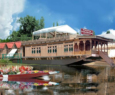 https://imgcld.yatra.com/ytimages/image/upload/t_hotel_yatra_city_desktop/v1523883138/Hotel/Srinagar/00000087/Overview_UIsoWV.jpg