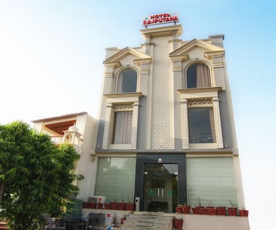 https://imgcld.yatra.com/ytimages/image/upload/t_hotel_yatra_city_desktop/v1525674713/Hotel/00123655/Facade1_EgUdIb.jpg