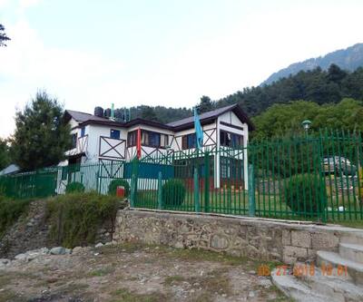 https://imgcld.yatra.com/ytimages/image/upload/t_hotel_yatra_city_desktop/v1525932029/Hotel/Pahalgam/00124094/walisons-peace-view_from_outside_YdqgX9.jpg