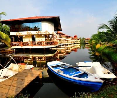 https://imgcld.yatra.com/ytimages/image/upload/t_hotel_yatra_city_desktop/v1527052124/Hotel/Kumarakom/00046909/137867189_dmAshn.jpg