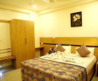 https://imgcld.yatra.com/ytimages/image/upload/t_hotel_yatra_city_desktop/v1527255097/Hotel/Vijayawada/00096649/hotel-vasanth-marg-vijayawada-room-90813481670-jpeg-fs_402ThM.jpg