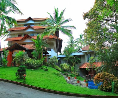 https://imgcld.yatra.com/ytimages/image/upload/t_hotel_yatra_city_desktop/v1527312969/Hotel/Wayanad/00002064/green-gates-hotel-wayanad-1460441489056jpg-113092783744-jpeg-fs_H0Kzxy.jpg