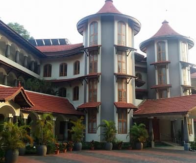 https://imgcld.yatra.com/ytimages/image/upload/t_hotel_yatra_city_desktop/v1528293622/Hotel/Kannur/00016387/Hotel_front_view_7aNirZ.jpg