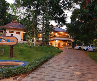 https://imgcld.yatra.com/ytimages/image/upload/t_hotel_yatra_city_desktop/v1531726995/Hotel/Munnar/00026995/Entrance_3_pVigAa.jpg