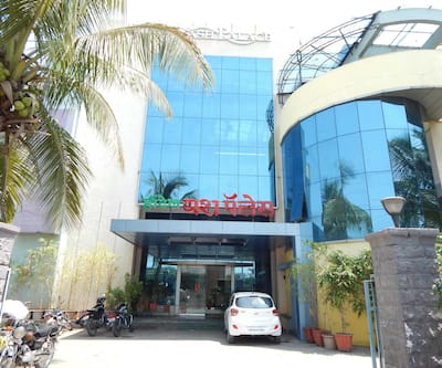 https://imgcld.yatra.com/ytimages/image/upload/t_hotel_yatra_city_desktop/v1532340586/Hotel/Ahmedabad/00030302/2_dMPF7t.jpg