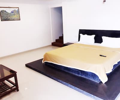 https://imgcld.yatra.com/ytimages/image/upload/t_hotel_yatra_city_desktop/v1535000284/Hotel/Igatpuri/00041690/super_deluxe_room(1)_v9qcKu.jpg