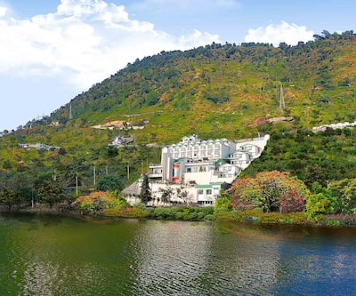 https://imgcld.yatra.com/ytimages/image/upload/t_hotel_yatra_city_desktop/v1538570602/Hotel/Bhimtal/00023551/main_hotel_photo_VrhRml.jpg