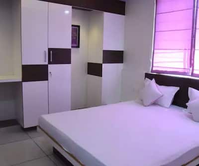 https://imgcld.yatra.com/ytimages/image/upload/t_hotel_yatra_city_desktop/v1538633166/Hotel/Ahmedabad/00140035/Overview_9snAjT.jpg
