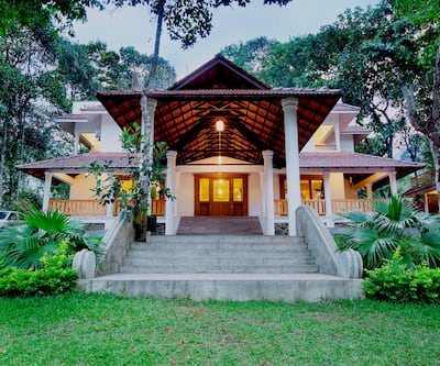 https://imgcld.yatra.com/ytimages/image/upload/t_hotel_yatra_city_desktop/v1542202343/Hotel/Thekkady/00023655/05_Coffee_Bunglaw_Exterior1_CHtZVZ.jpg