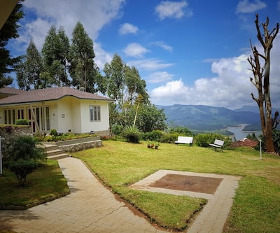 https://imgcld.yatra.com/ytimages/image/upload/t_hotel_yatra_city_desktop/v1543837224/Hotel/Munnar/00145322/20180629_123346_edited_(1)_CONN4k.jpg