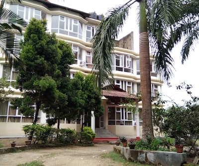 https://imgcld.yatra.com/ytimages/image/upload/t_hotel_yatra_city_desktop/v1544596192/Hotel/Kaziranga/00145406/Room_Building_Front_View_0SOTY0.jpg